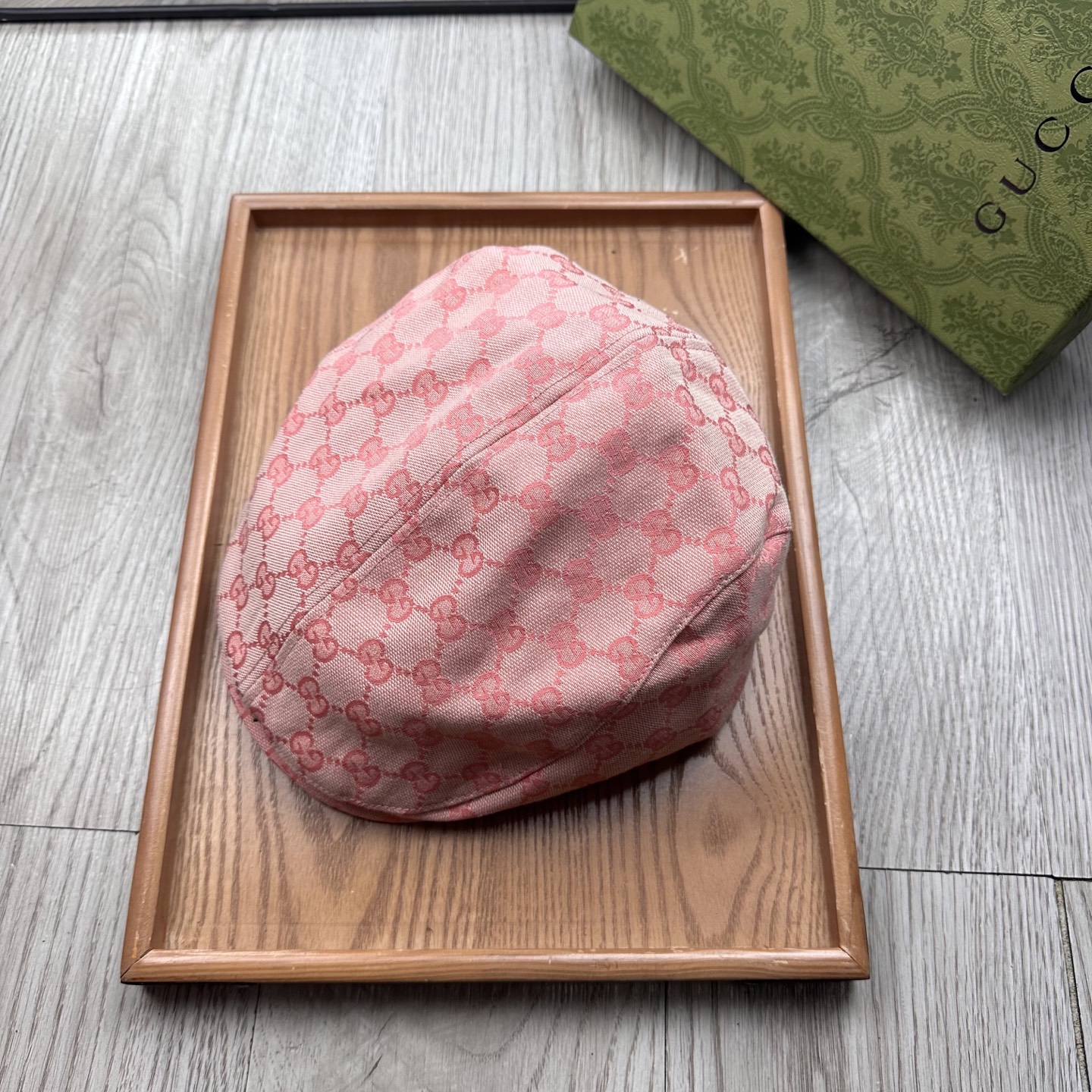 。G家。【前进帽】
版型特别正 👍👍👍特别精致！
前进帽复古时髦感拉满！
简约的设计毫不单调
戴上就可以