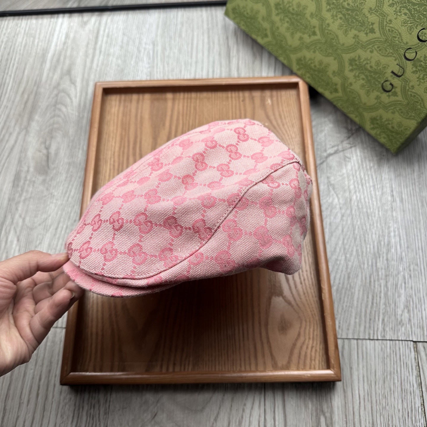 。G家。【前进帽】
版型特别正 👍👍👍特别精致！
前进帽复古时髦感拉满！
简约的设计毫不单调
戴上就可以