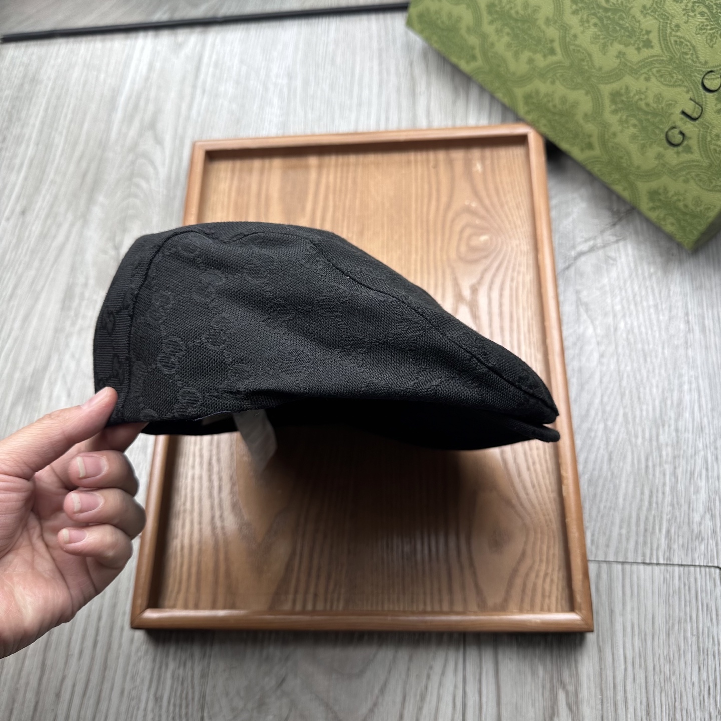 。G家。【前进帽】
版型特别正 👍👍👍特别精致！
前进帽复古时髦感拉满！
简约的设计毫不单调
戴上就可以