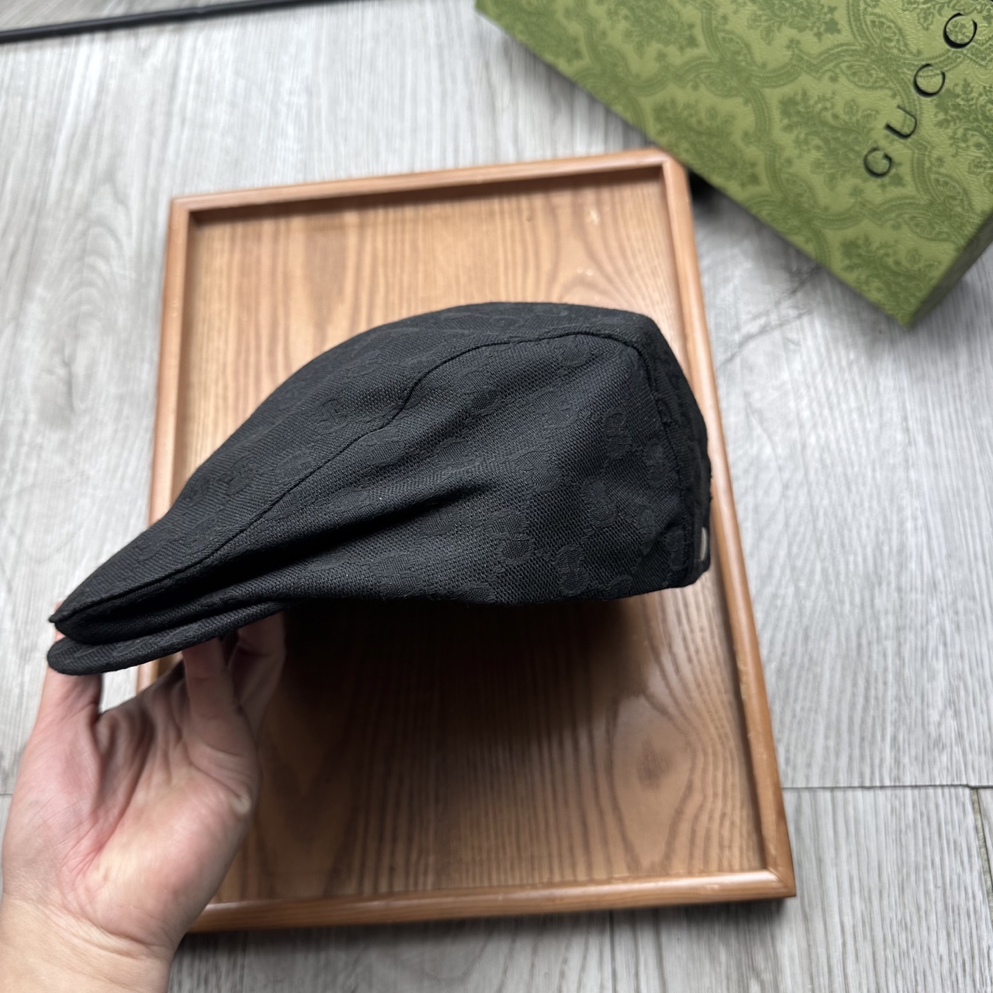 。G家。【前进帽】
版型特别正 👍👍👍特别精致！
前进帽复古时髦感拉满！
简约的设计毫不单调
戴上就可以