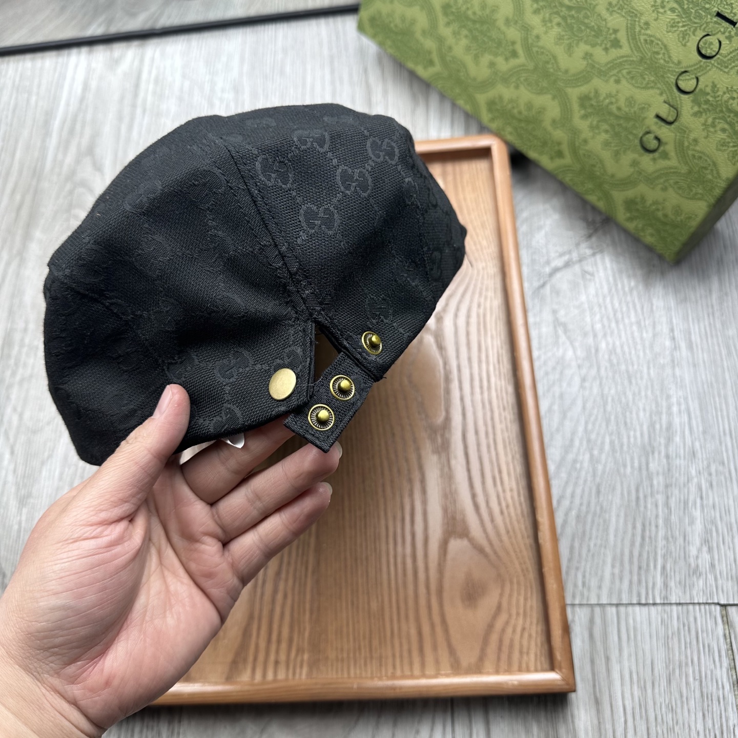 。G家。【前进帽】
版型特别正 👍👍👍特别精致！
前进帽复古时髦感拉满！
简约的设计毫不单调
戴上就可以