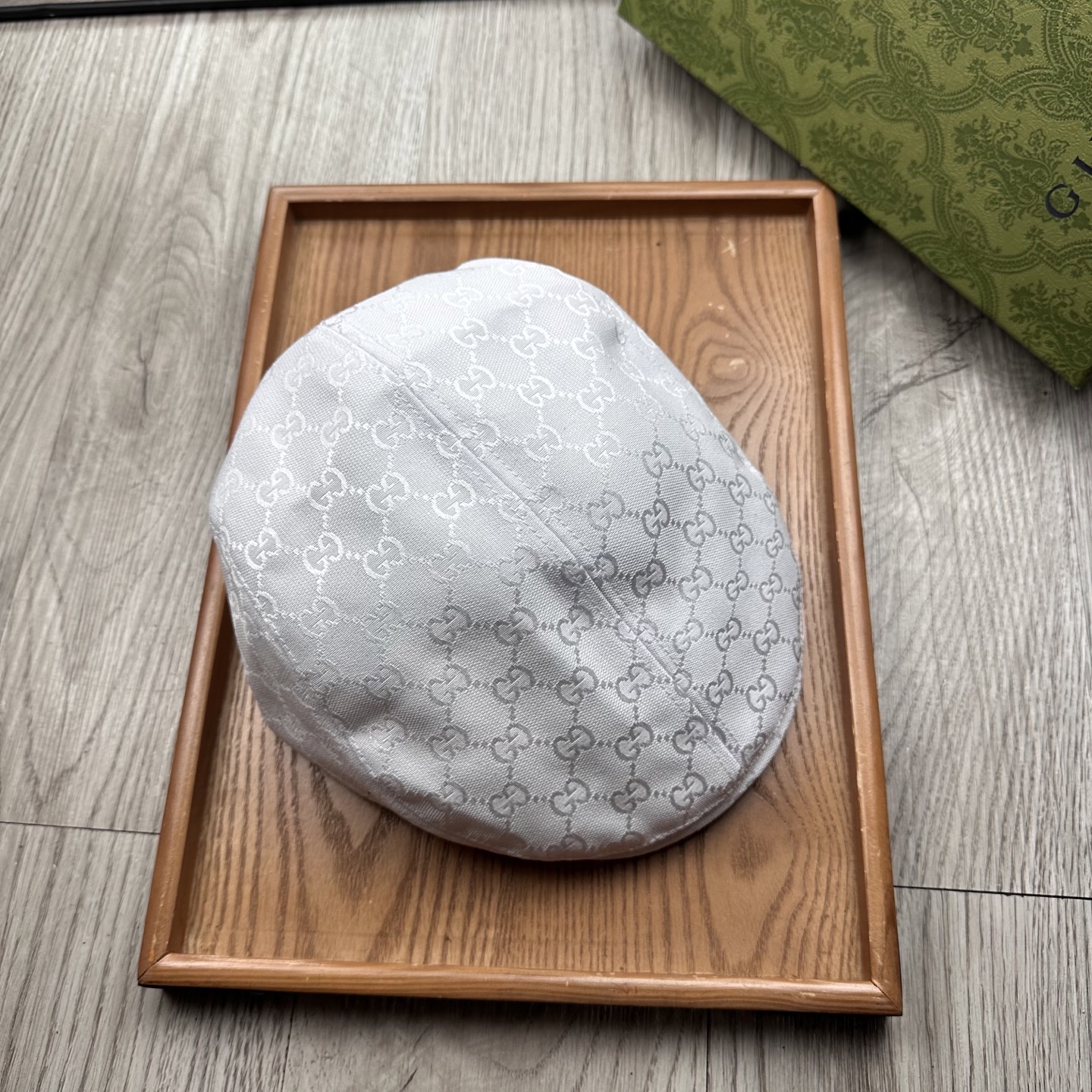 。G家。【前进帽】
版型特别正 👍👍👍特别精致！
前进帽复古时髦感拉满！
简约的设计毫不单调
戴上就可以