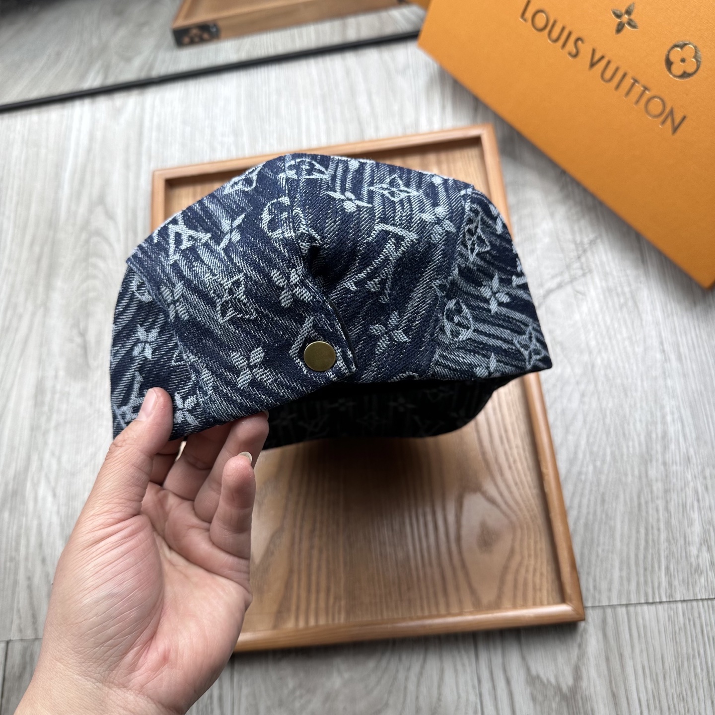 。L家。【前进帽】
版型特别正 👍👍👍特别精致！
前进帽复古时髦感拉满！
简约的设计毫不单调
戴上就可以