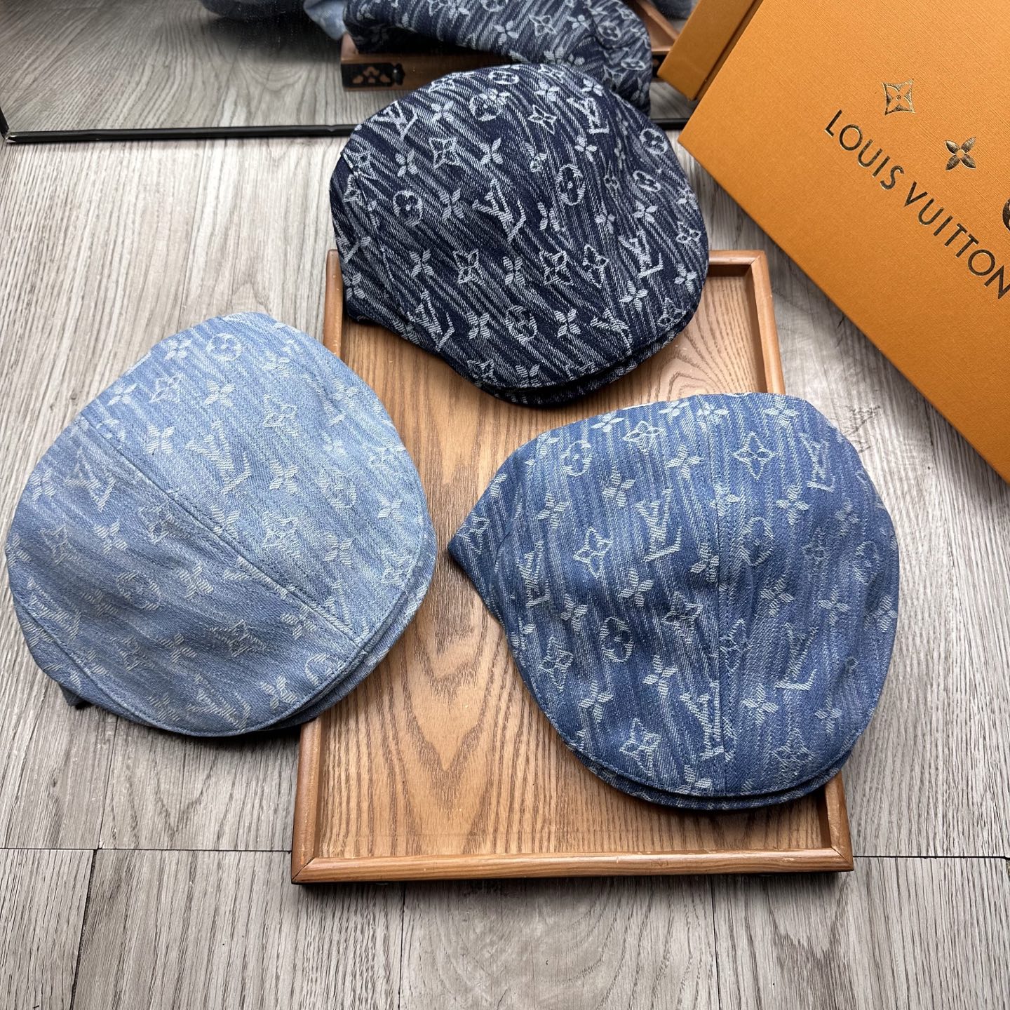 。L家。【前进帽】
版型特别正 👍👍👍特别精致！
前进帽复古时髦感拉满！
简约的设计毫不单调
戴上就可以