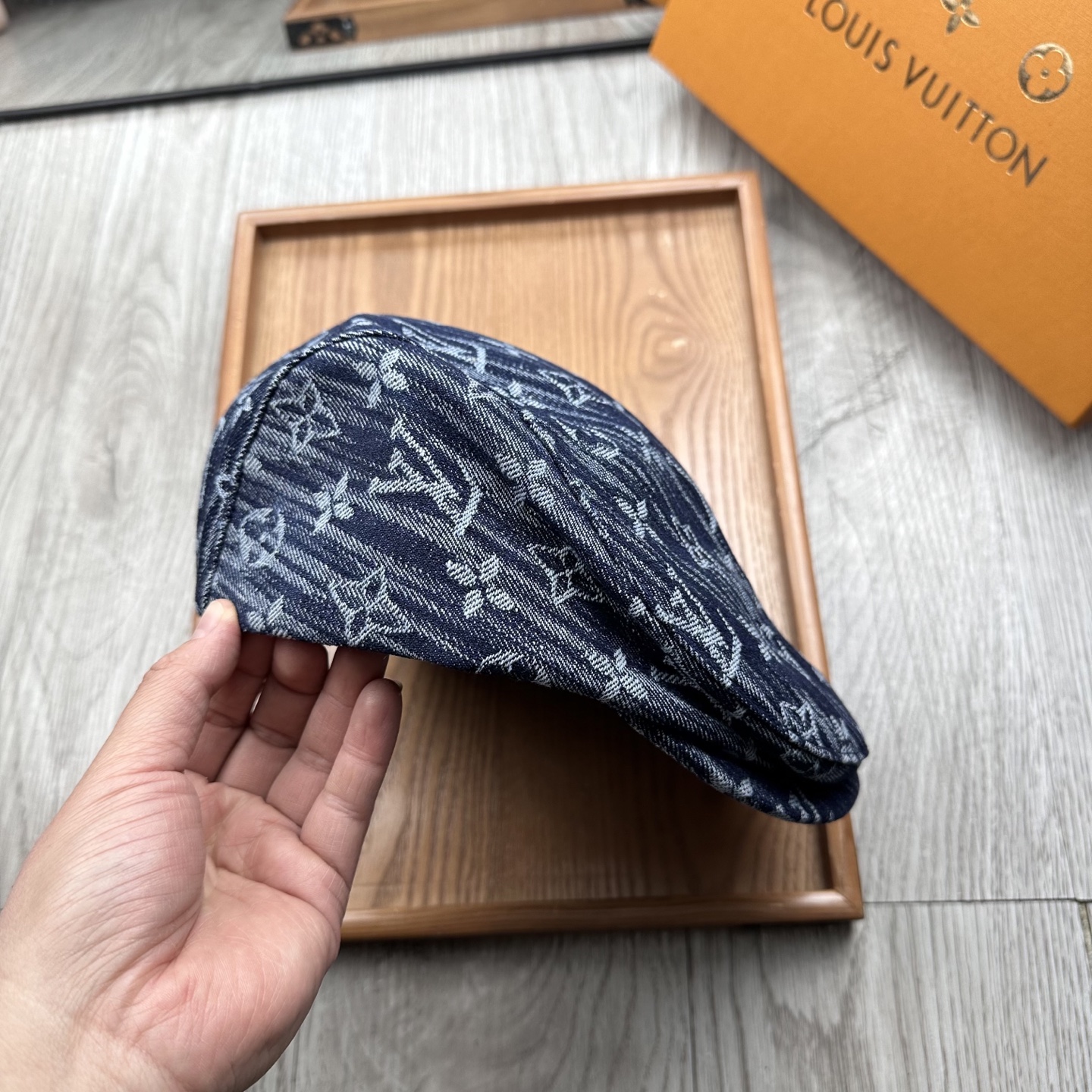 。L家。【前进帽】
版型特别正 👍👍👍特别精致！
前进帽复古时髦感拉满！
简约的设计毫不单调
戴上就可以