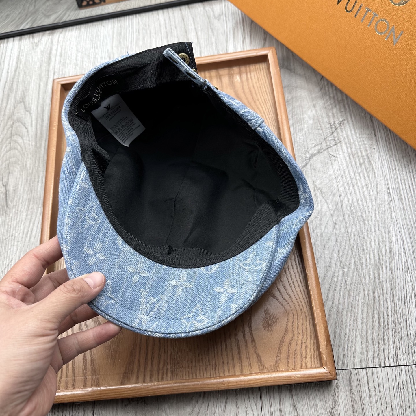 。L家。【前进帽】
版型特别正 👍👍👍特别精致！
前进帽复古时髦感拉满！
简约的设计毫不单调
戴上就可以