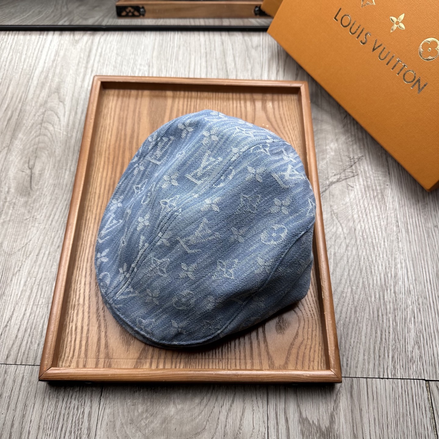 。L家。【前进帽】
版型特别正 👍👍👍特别精致！
前进帽复古时髦感拉满！
简约的设计毫不单调
戴上就可以