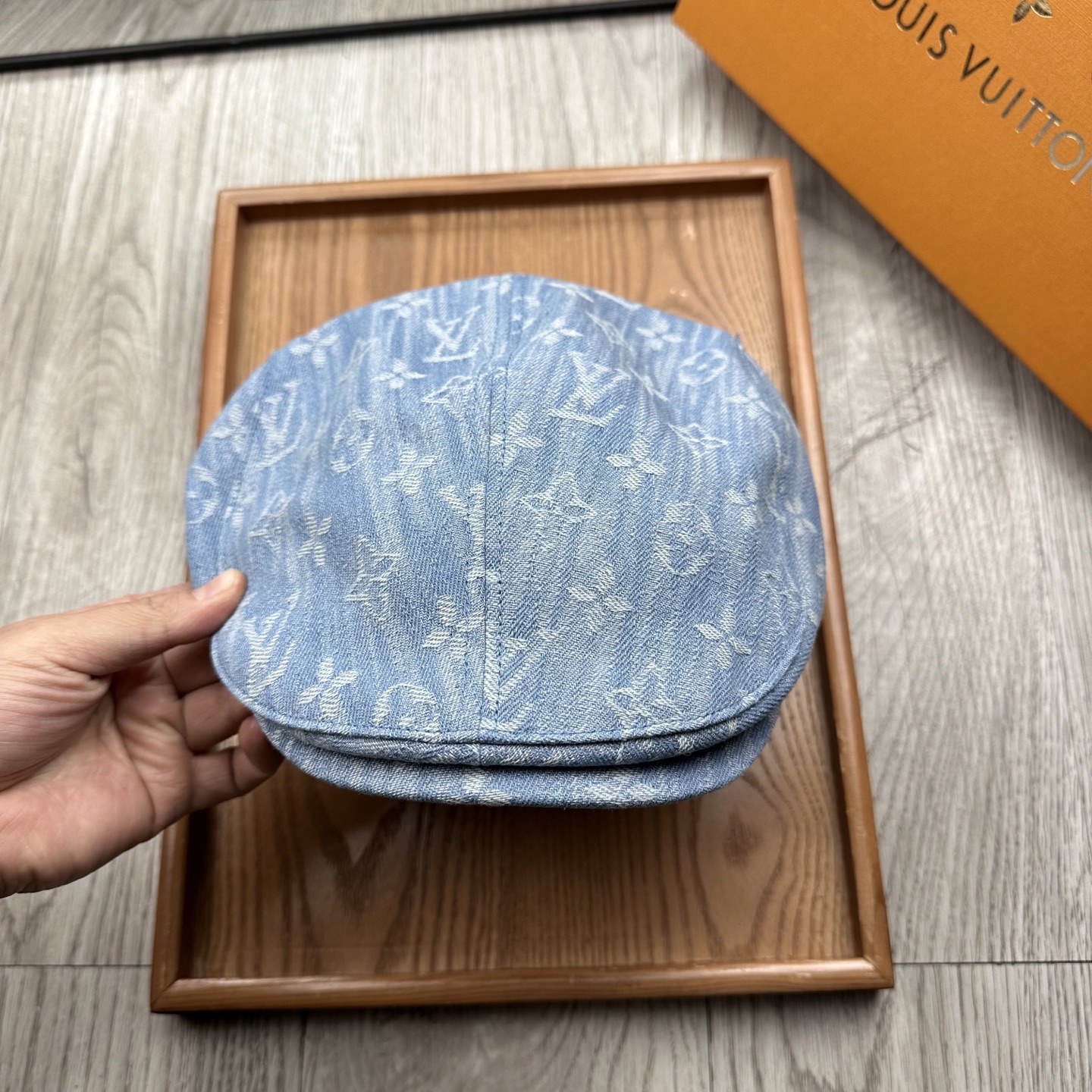 。L家。【前进帽】
版型特别正 👍👍👍特别精致！
前进帽复古时髦感拉满！
简约的设计毫不单调
戴上就可以