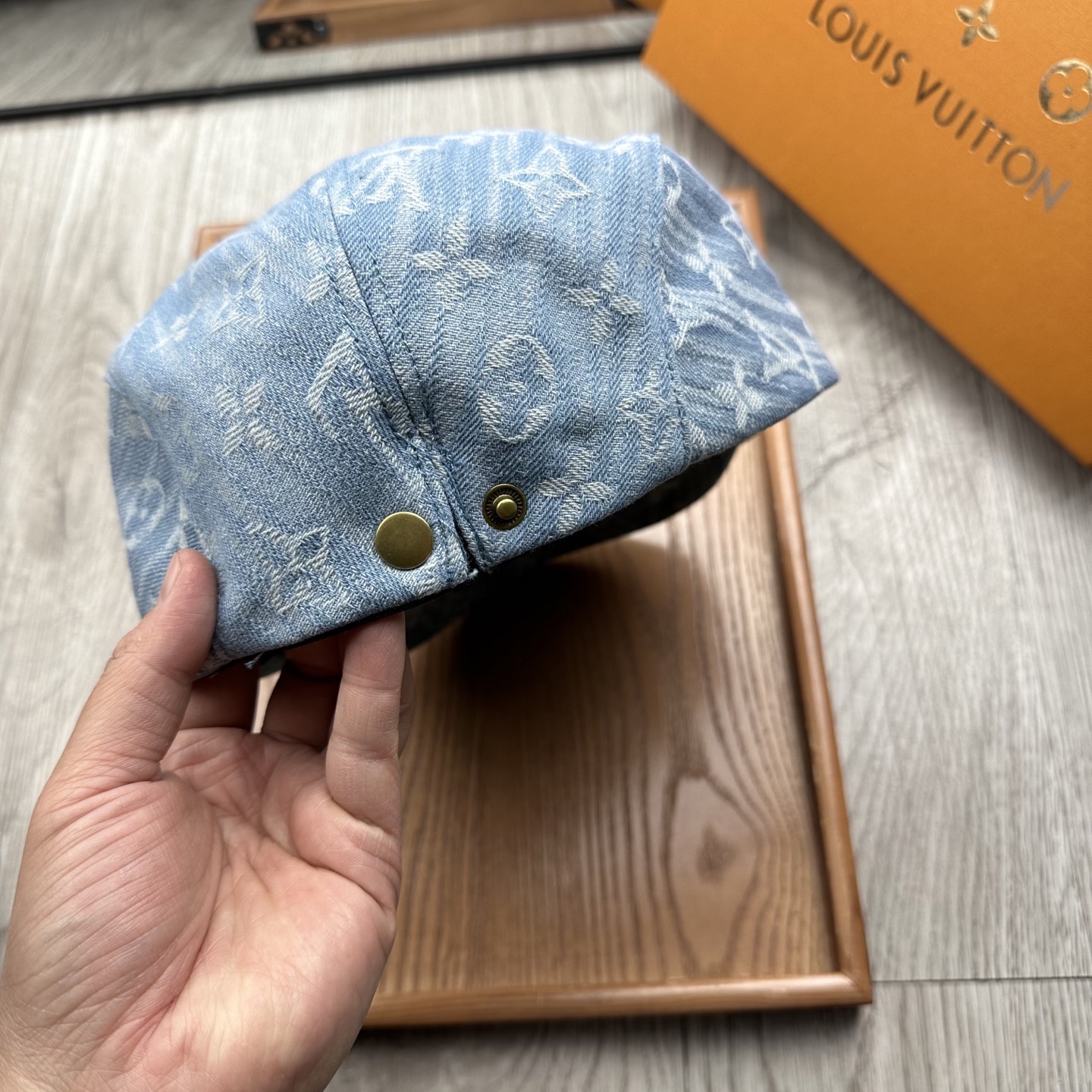 。L家。【前进帽】
版型特别正 👍👍👍特别精致！
前进帽复古时髦感拉满！
简约的设计毫不单调
戴上就可以