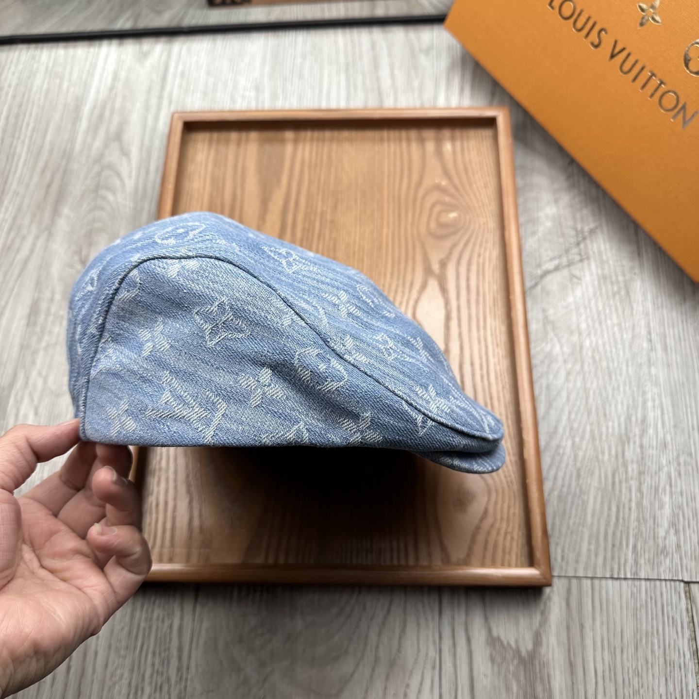 。L家。【前进帽】
版型特别正 👍👍👍特别精致！
前进帽复古时髦感拉满！
简约的设计毫不单调
戴上就可以