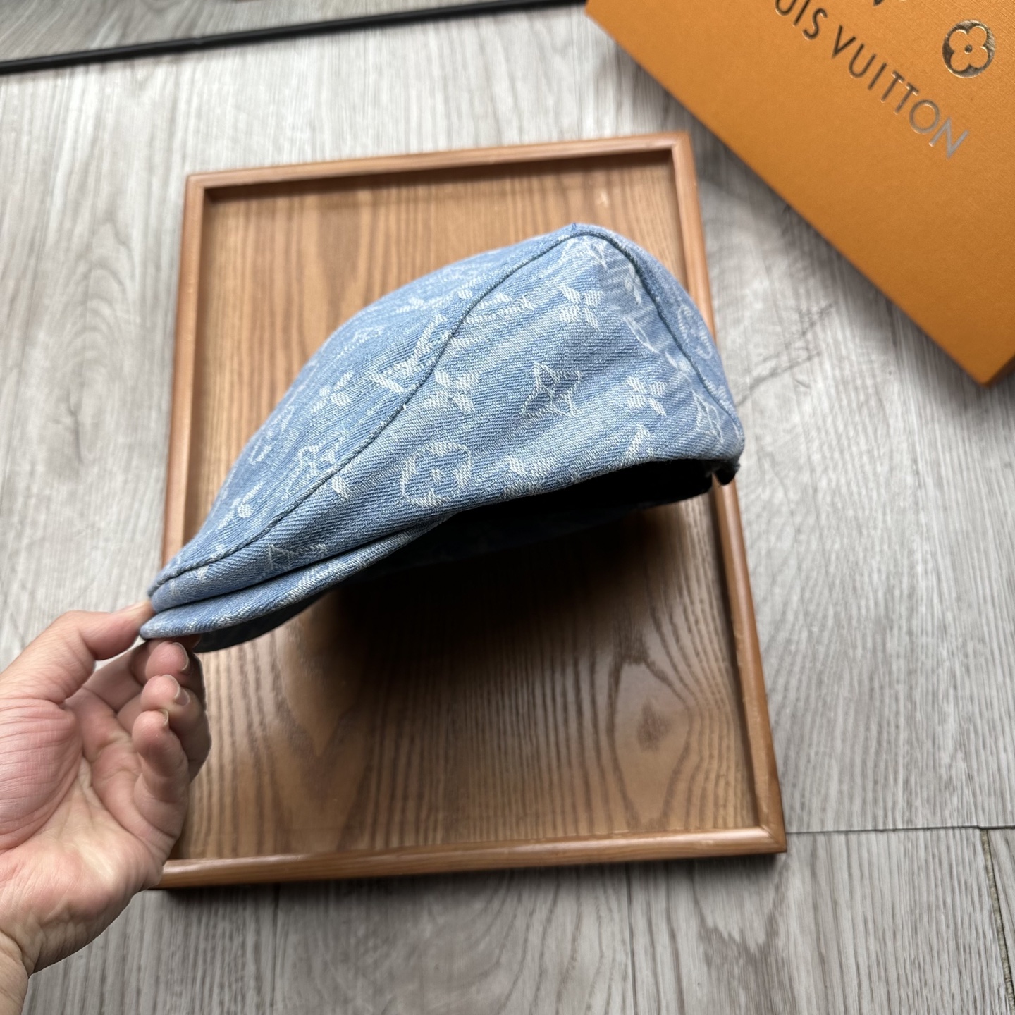 。L家。【前进帽】
版型特别正 👍👍👍特别精致！
前进帽复古时髦感拉满！
简约的设计毫不单调
戴上就可以