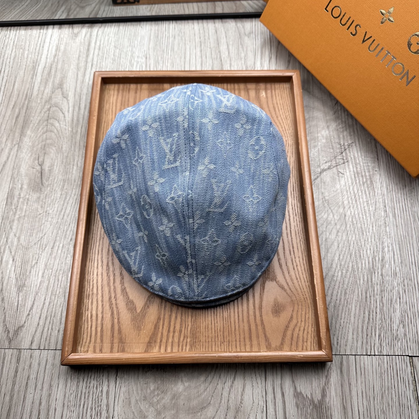 。L家。【前进帽】
版型特别正 👍👍👍特别精致！
前进帽复古时髦感拉满！
简约的设计毫不单调
戴上就可以