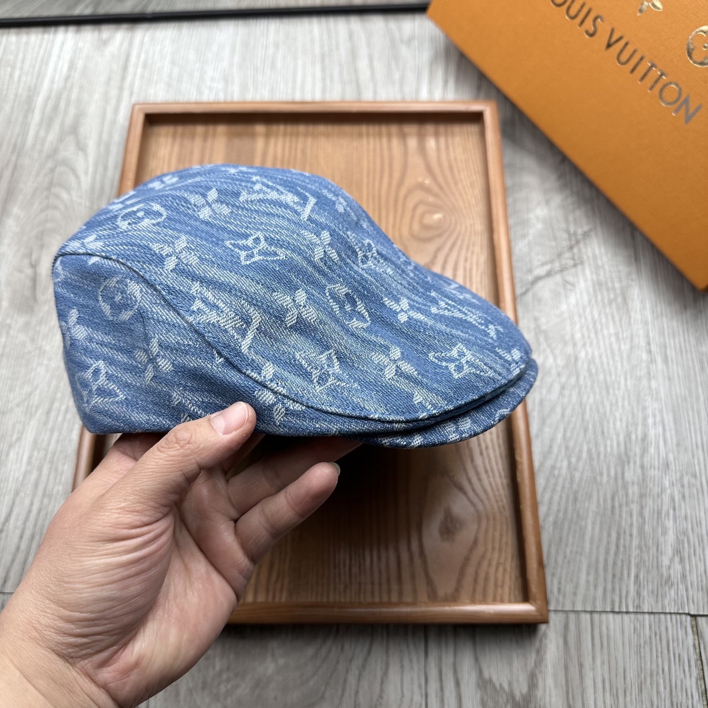 。L家。【前进帽】
版型特别正 👍👍👍特别精致！
前进帽复古时髦感拉满！
简约的设计毫不单调
戴上就可以
