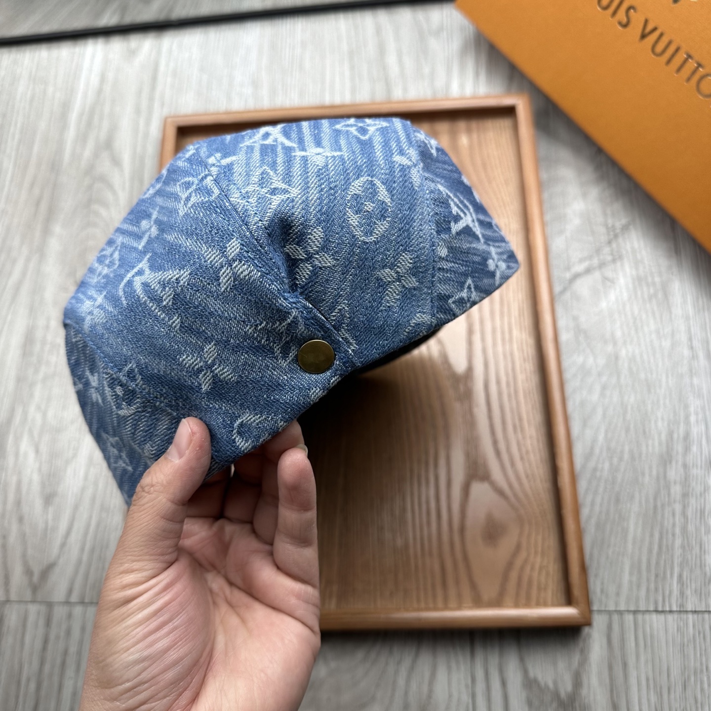 。L家。【前进帽】
版型特别正 👍👍👍特别精致！
前进帽复古时髦感拉满！
简约的设计毫不单调
戴上就可以