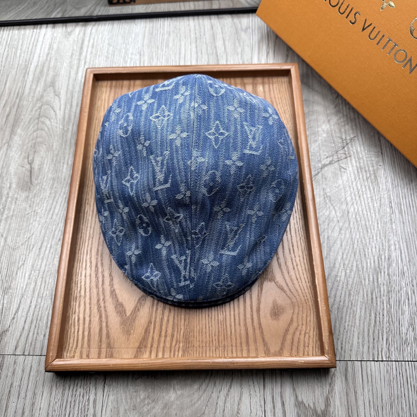 。L家。【前进帽】
版型特别正 👍👍👍特别精致！
前进帽复古时髦感拉满！
简约的设计毫不单调
戴上就可以