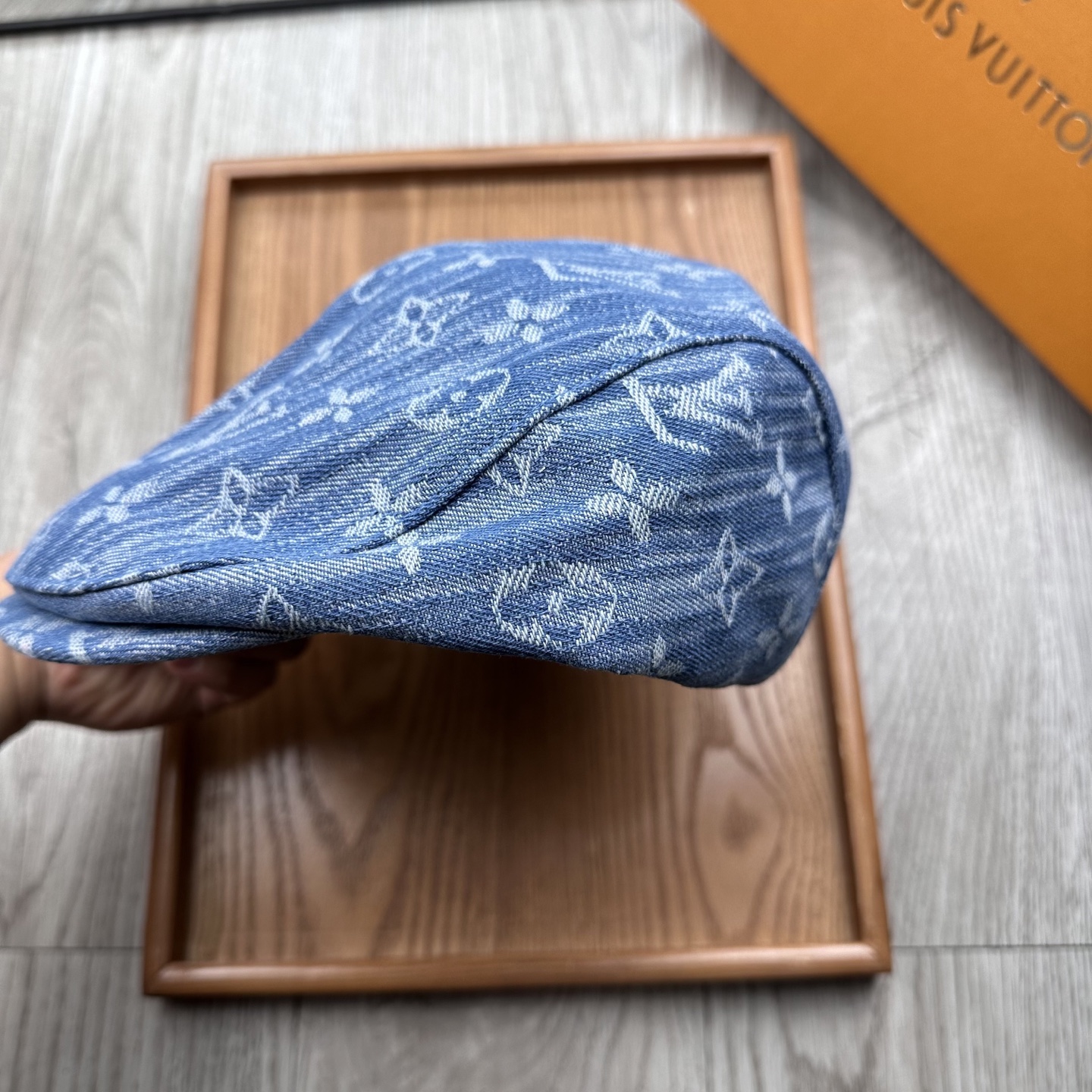 。L家。【前进帽】
版型特别正 👍👍👍特别精致！
前进帽复古时髦感拉满！
简约的设计毫不单调
戴上就可以