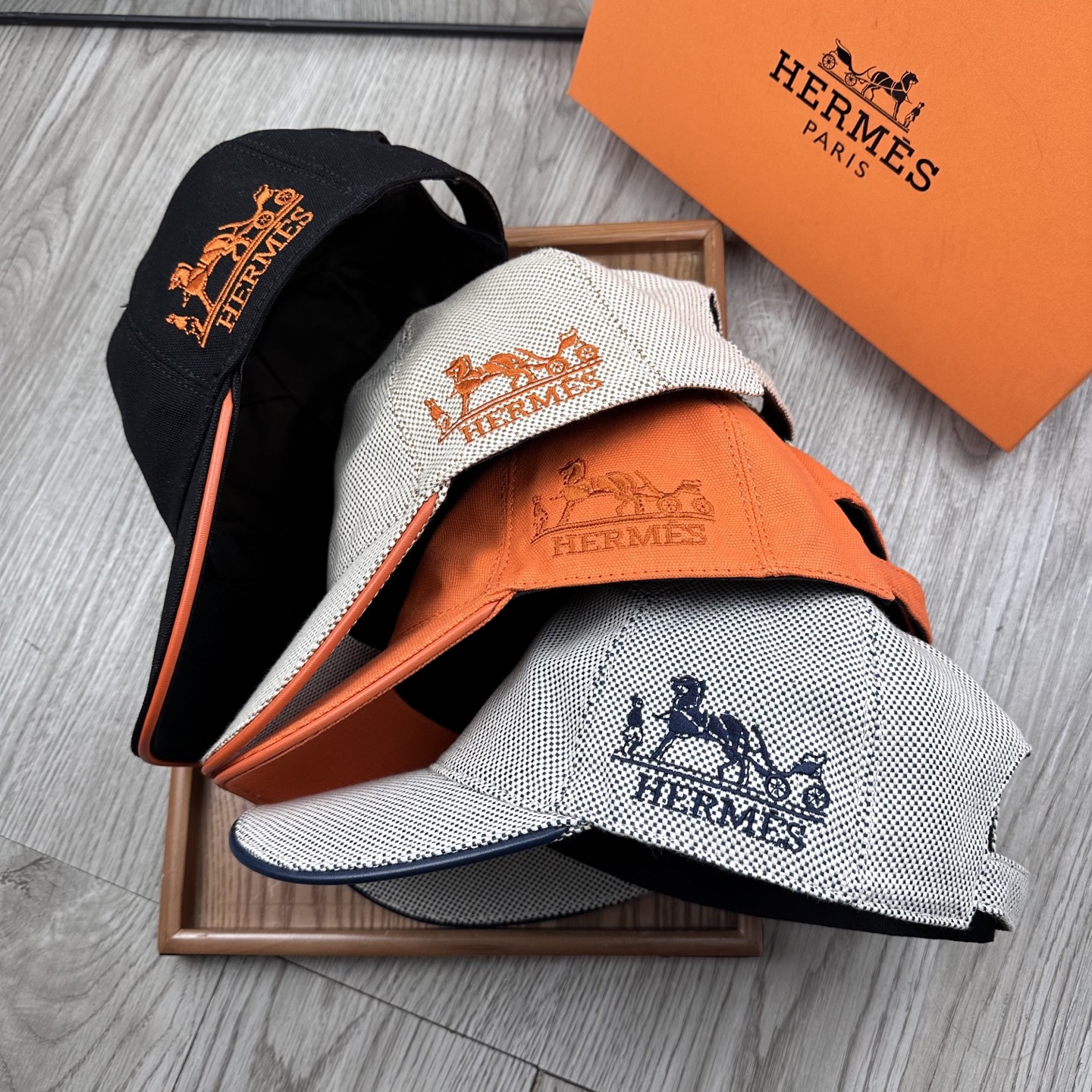 🌹。H家。原版钉子扣【超A品质】最新款！时尚潮流，高端做工！每一个帽子都是用心之作！牛津材质！头层牛皮！