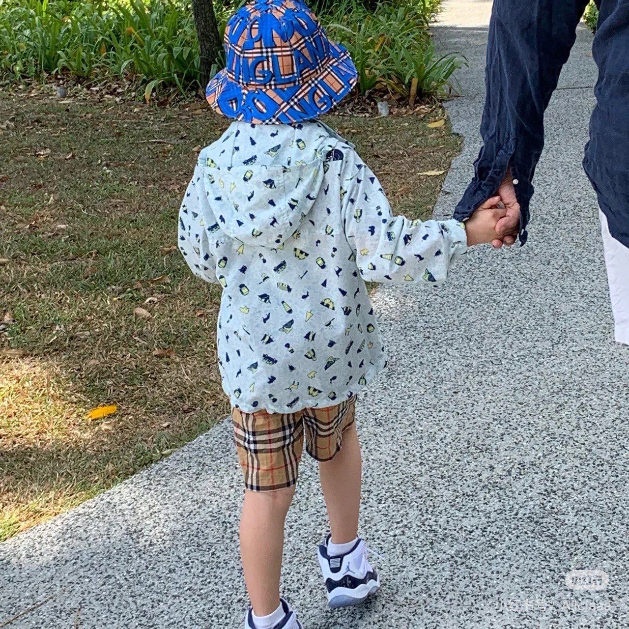 NO:350902,.B home. [Super A Fisherman's Hat] with original dustproof bag, original box!  High-end material!  Three-dimensional cutting design!  The number one trend of hats this year is definitely the fisherman’s hat!  This year's fisherman's hats are full of charm!  Authentic mold opening, very versatile, universal for both men and women!  Dear ones, please see the details!  The car line is neat!  Breathable and comfortable inner!  Hat Straw Hat Fisherman Hat Baseball Hat, Hats, espadrilles, hats.B家.【超A渔夫帽】配原版防尘袋子,原版盒子！高端材质！立体裁剪设计！今年帽子第一流行趋势绝对是渔夫帽！今年的渔夫帽满目玲琅！正品开模、非常百搭、男女通用！亲们可以看细节！车线整齐！透气舒适内里！帽子草帽渔夫帽棒球帽,帽子,espadrilles,hats,hat