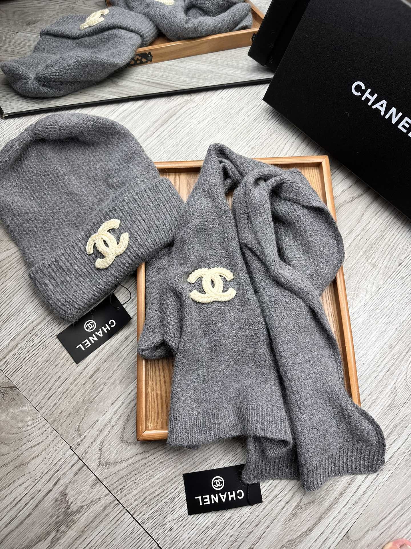 🌹。C家。【羊毛套装帽子】经典套装帽子!帽子➕围巾!材质:70%羊毛➕30%兔毛。暖暖哒超级舒服~冬日小