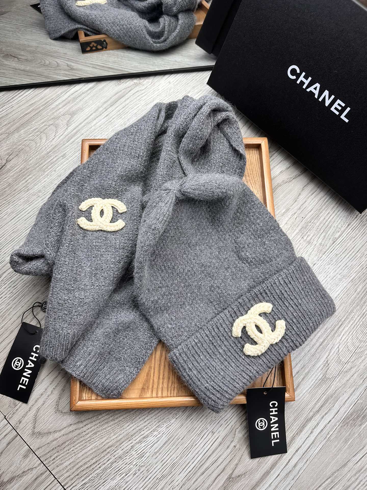 🌹。C家。【羊毛套装帽子】经典套装帽子!帽子➕围巾!材质:70%羊毛➕30%兔毛。暖暖哒超级舒服~冬日小