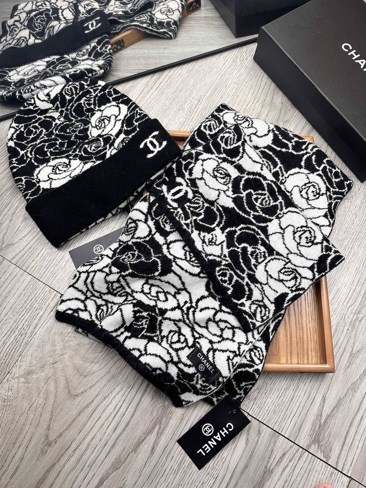 🌹。C家。【羊毛套装帽子】经典套装帽子！帽子➕围巾！材质：70%羊毛➕30%兔毛。暖暖哒超级舒服～冬日小姐姐减龄神器哦～