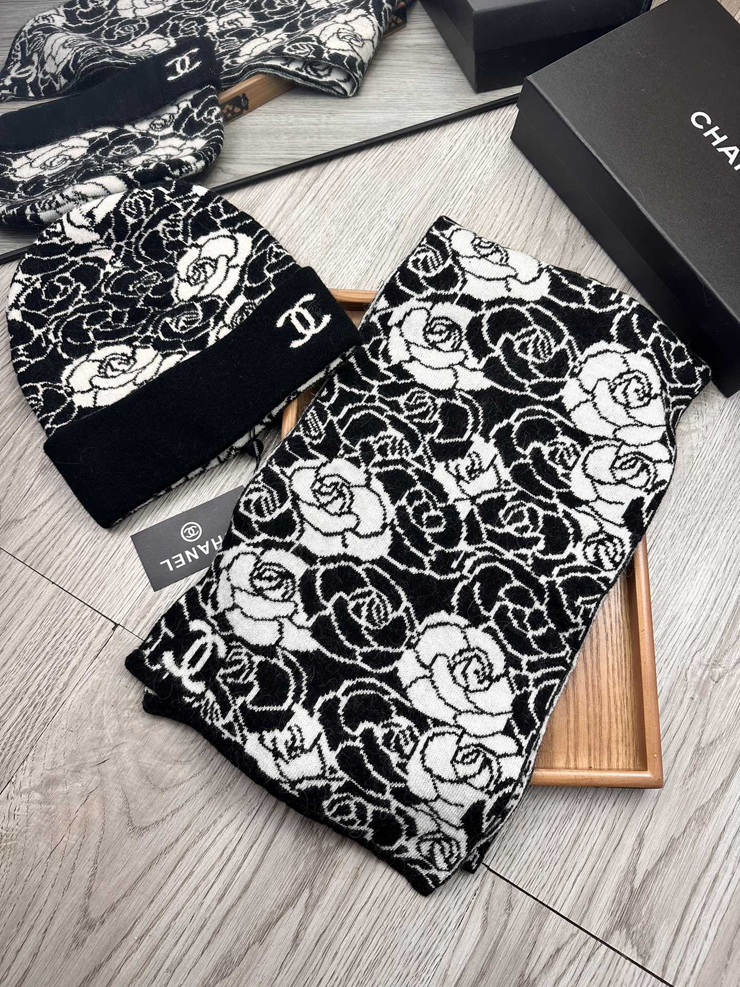 🌹。C家。【羊毛套装帽子】经典套装帽子！帽子➕围巾！材质：70%羊毛➕30%兔毛。暖暖哒超级舒服～冬日小姐姐减龄神器哦～