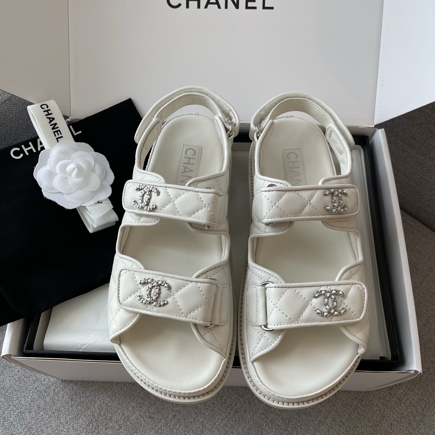 CHANEL 菱格纹 魔术贴 凉鞋 羊皮 白色