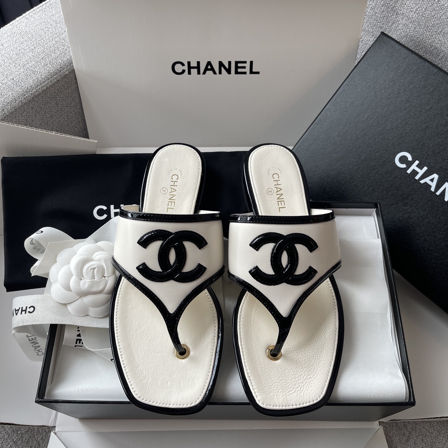 CHANEL 黑白拼色 双C 夹脚 拖鞋 羊皮