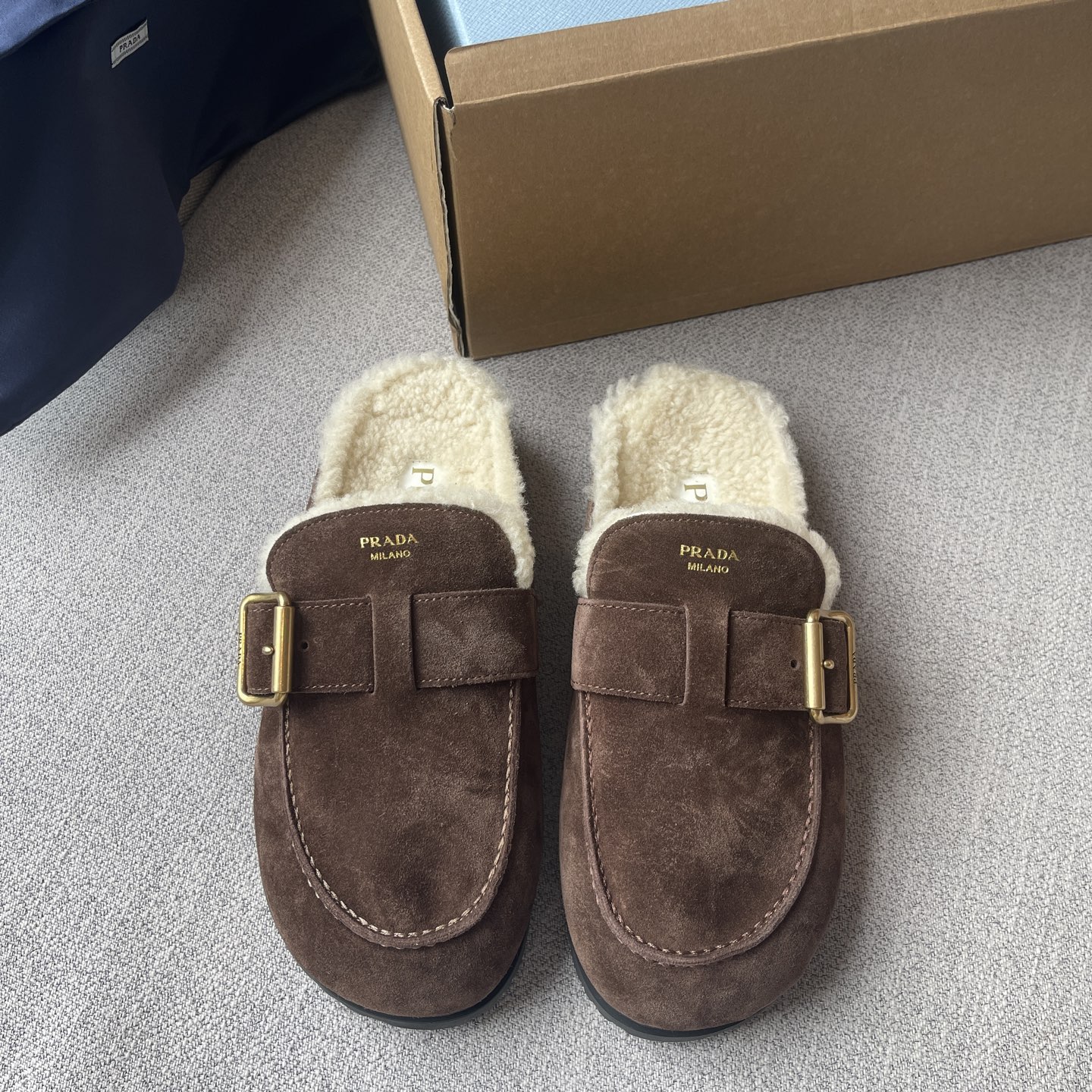 Mules PRADA en cuir velours, doublure fourrure, boucle