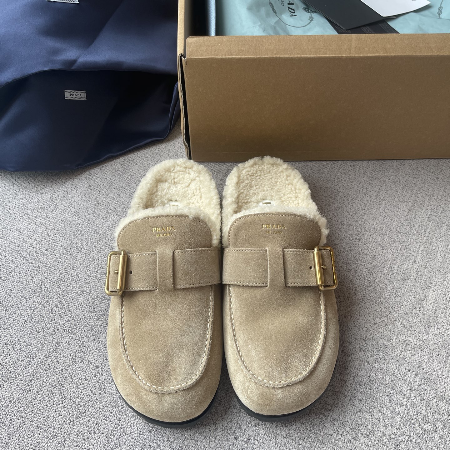 Mules PRADA en cuir velours, boucle, fourrure