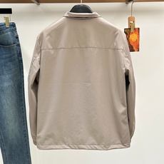 Burberry巴宝莉奢华气质秋冬季力献夹克外套 2026秋冬季新款夹克。 立体绣线徽标,全五金配饰经典战马徽标,敬献意 Burberry巴宝莉奢华气质秋冬季力献夹克外套 2026秋冬季新款夹克。 立体绣线徽标,全五金配饰经典战马徽标,敬献意