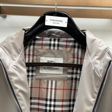 Burberry巴宝莉奢华气质秋冬季力献夹克外套 2026秋冬季新款夹克。 立体绣线徽标,全五金配饰经典战马徽标,敬献意 Burberry巴宝莉奢华气质秋冬季力献夹克外套 2026秋冬季新款夹克。 立体绣线徽标,全五金配饰经典战马徽标,敬献意
