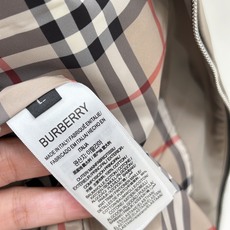 Burberry巴宝莉奢华气质秋冬季力献夹克外套 2026秋冬季新款夹克。 立体绣线徽标,全五金配饰经典战马徽标,敬献意 Burberry巴宝莉奢华气质秋冬季力献夹克外套 2026秋冬季新款夹克。 立体绣线徽标,全五金配饰经典战马徽标,敬献意