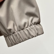 Burberry巴宝莉奢华气质秋冬季力献夹克外套 2026秋冬季新款夹克。 立体绣线徽标,全五金配饰经典战马徽标,敬献意 Burberry巴宝莉奢华气质秋冬季力献夹克外套 2026秋冬季新款夹克。 立体绣线徽标,全五金配饰经典战马徽标,敬献意