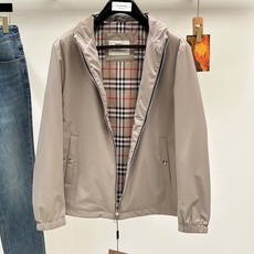 Burberry巴宝莉奢华气质秋冬季力献夹克外套 2026秋冬季新款夹克。 立体绣线徽标,全五金配饰经典战马徽标,敬献意 Burberry巴宝莉奢华气质秋冬季力献夹克外套 2026秋冬季新款夹克。 立体绣线徽标,全五金配饰经典战马徽标,敬献意