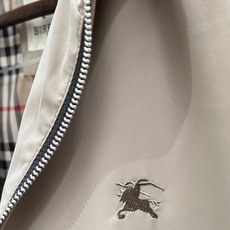 Burberry巴宝莉奢华气质秋冬季力献夹克外套 2026秋冬季新款夹克。 立体绣线徽标,全五金配饰经典战马徽标,敬献意 Burberry巴宝莉奢华气质秋冬季力献夹克外套 2026秋冬季新款夹克。 立体绣线徽标,全五金配饰经典战马徽标,敬献意