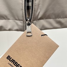 Burberry巴宝莉奢华气质秋冬季力献夹克外套 2026秋冬季新款夹克。 立体绣线徽标,全五金配饰经典战马徽标,敬献意 Burberry巴宝莉奢华气质秋冬季力献夹克外套 2026秋冬季新款夹克。 立体绣线徽标,全五金配饰经典战马徽标,敬献意