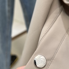 Burberry巴宝莉奢华气质秋冬季力献夹克外套 2026秋冬季新款夹克。 立体绣线徽标,全五金配饰经典战马徽标,敬献意 Burberry巴宝莉奢华气质秋冬季力献夹克外套 2026秋冬季新款夹克。 立体绣线徽标,全五金配饰经典战马徽标,敬献意
