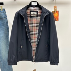Burberry巴宝莉奢华气质秋冬季力献夹克外套 2026秋冬季新款夹克。 立体绣线徽标,全五金配饰经典战马徽标,敬献意 Burberry巴宝莉奢华气质秋冬季力献夹克外套 2026秋冬季新款夹克。 立体绣线徽标,全五金配饰经典战马徽标,敬献意