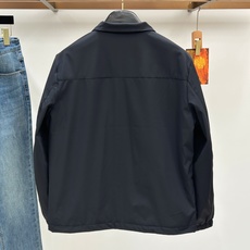 Burberry巴宝莉奢华气质秋冬季力献夹克外套 2026秋冬季新款夹克。 立体绣线徽标,全五金配饰经典战马徽标,敬献意 Burberry巴宝莉奢华气质秋冬季力献夹克外套 2026秋冬季新款夹克。 立体绣线徽标,全五金配饰经典战马徽标,敬献意