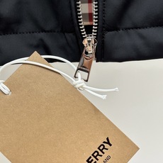 Burberry巴宝莉奢华气质秋冬季力献夹克外套 2026秋冬季新款夹克。 立体绣线徽标,全五金配饰经典战马徽标,敬献意 Burberry巴宝莉奢华气质秋冬季力献夹克外套 2026秋冬季新款夹克。 立体绣线徽标,全五金配饰经典战马徽标,敬献意