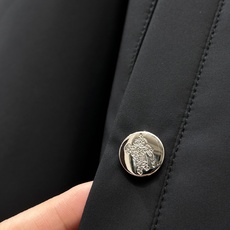 Burberry巴宝莉奢华气质秋冬季力献夹克外套 2026秋冬季新款夹克。 立体绣线徽标,全五金配饰经典战马徽标,敬献意 Burberry巴宝莉奢华气质秋冬季力献夹克外套 2026秋冬季新款夹克。 立体绣线徽标,全五金配饰经典战马徽标,敬献意