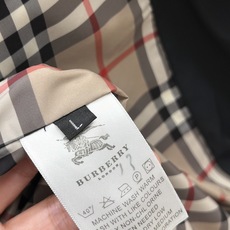 Burberry巴宝莉奢华气质秋冬季力献夹克外套 2026秋冬季新款夹克。 立体绣线徽标,全五金配饰经典战马徽标,敬献意 Burberry巴宝莉奢华气质秋冬季力献夹克外套 2026秋冬季新款夹克。 立体绣线徽标,全五金配饰经典战马徽标,敬献意