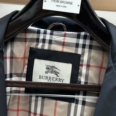 Burberry巴宝莉奢华气质秋冬季力献夹克外套 2026秋冬季新款夹克。 立体绣线徽标,全五金配饰经典战马徽标,敬献意 Burberry巴宝莉奢华气质秋冬季力献夹克外套 2026秋冬季新款夹克。 立体绣线徽标,全五金配饰经典战马徽标,敬献意