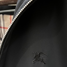 Burberry巴宝莉奢华气质秋冬季力献夹克外套 2026秋冬季新款夹克。 立体绣线徽标,全五金配饰经典战马徽标,敬献意 Burberry巴宝莉奢华气质秋冬季力献夹克外套 2026秋冬季新款夹克。 立体绣线徽标,全五金配饰经典战马徽标,敬献意