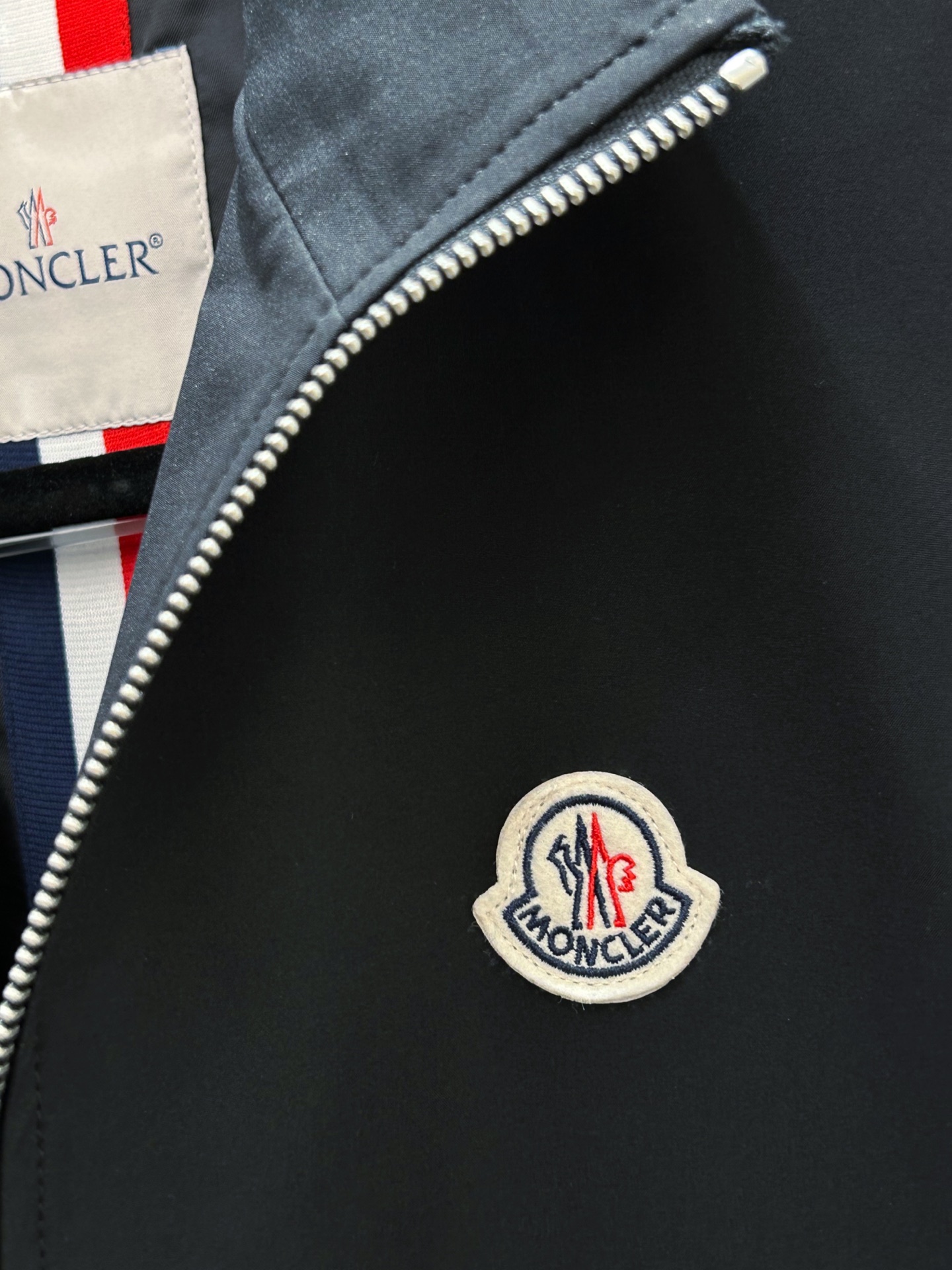 Moncler蒙口、2026新品夹克马甲外套，时尚帅气，简约百搭款，胸前精致刺绣字母logo，定制原版面料，不仅挺括，保