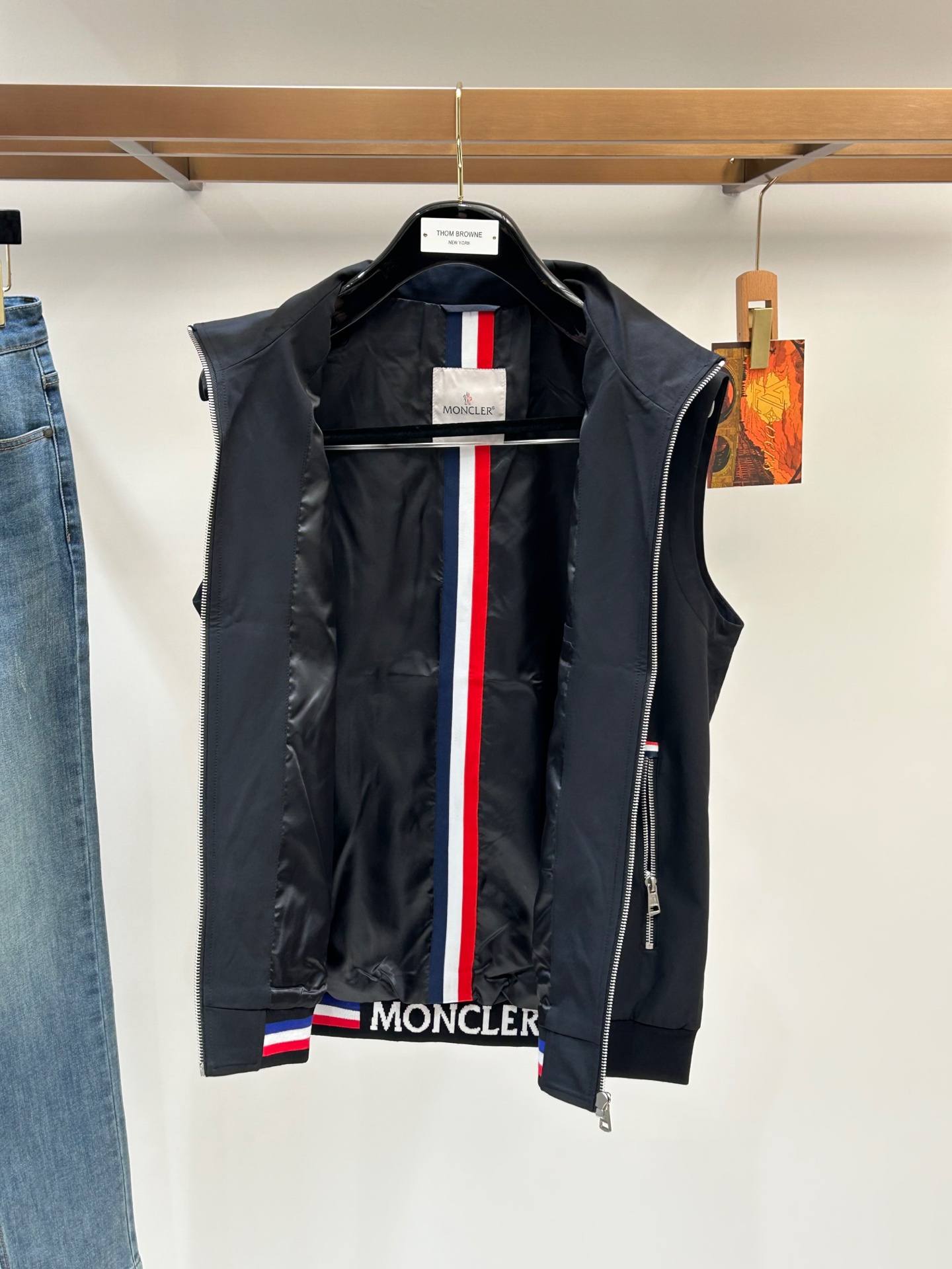 Moncler蒙口、2026新品夹克马甲外套，时尚帅气，简约百搭款，胸前精致刺绣字母logo，定制原版面料，不仅挺括，保
