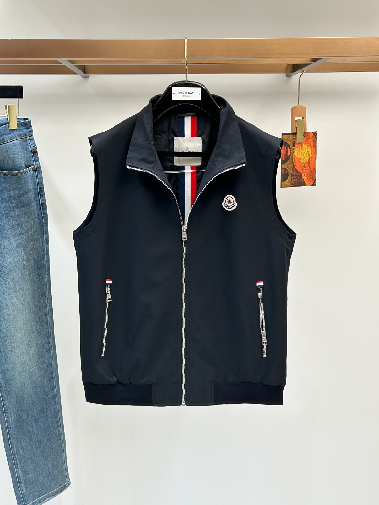 Moncler蒙口、2026新品夹克马甲外套，时尚帅气，简约百搭款，胸前精致刺绣字母logo，定制原版面料，不仅挺括，保