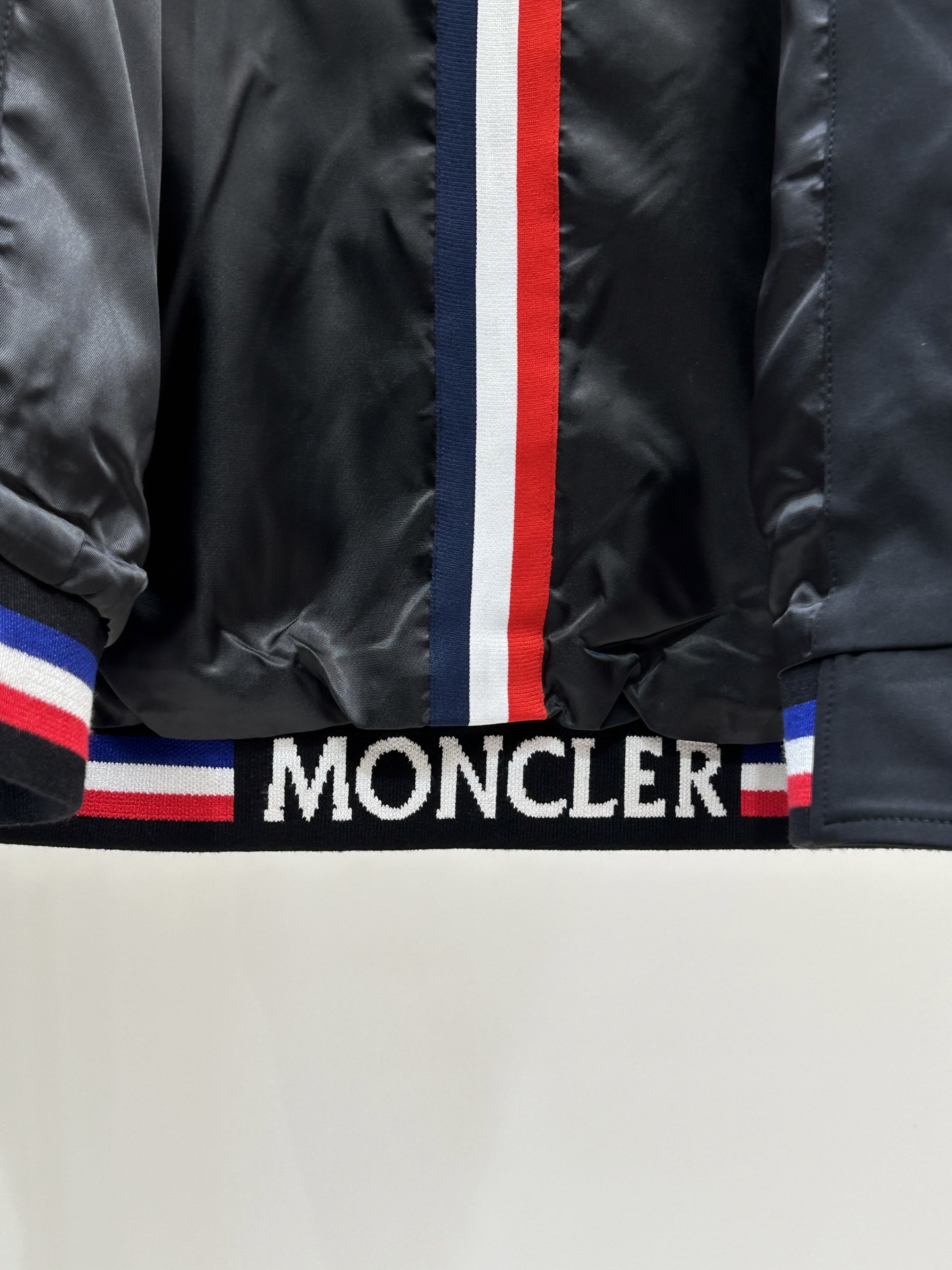 Moncler蒙口、2026新品夹克马甲外套，时尚帅气，简约百搭款，胸前精致刺绣字母logo，定制原版面料，不仅挺括，保