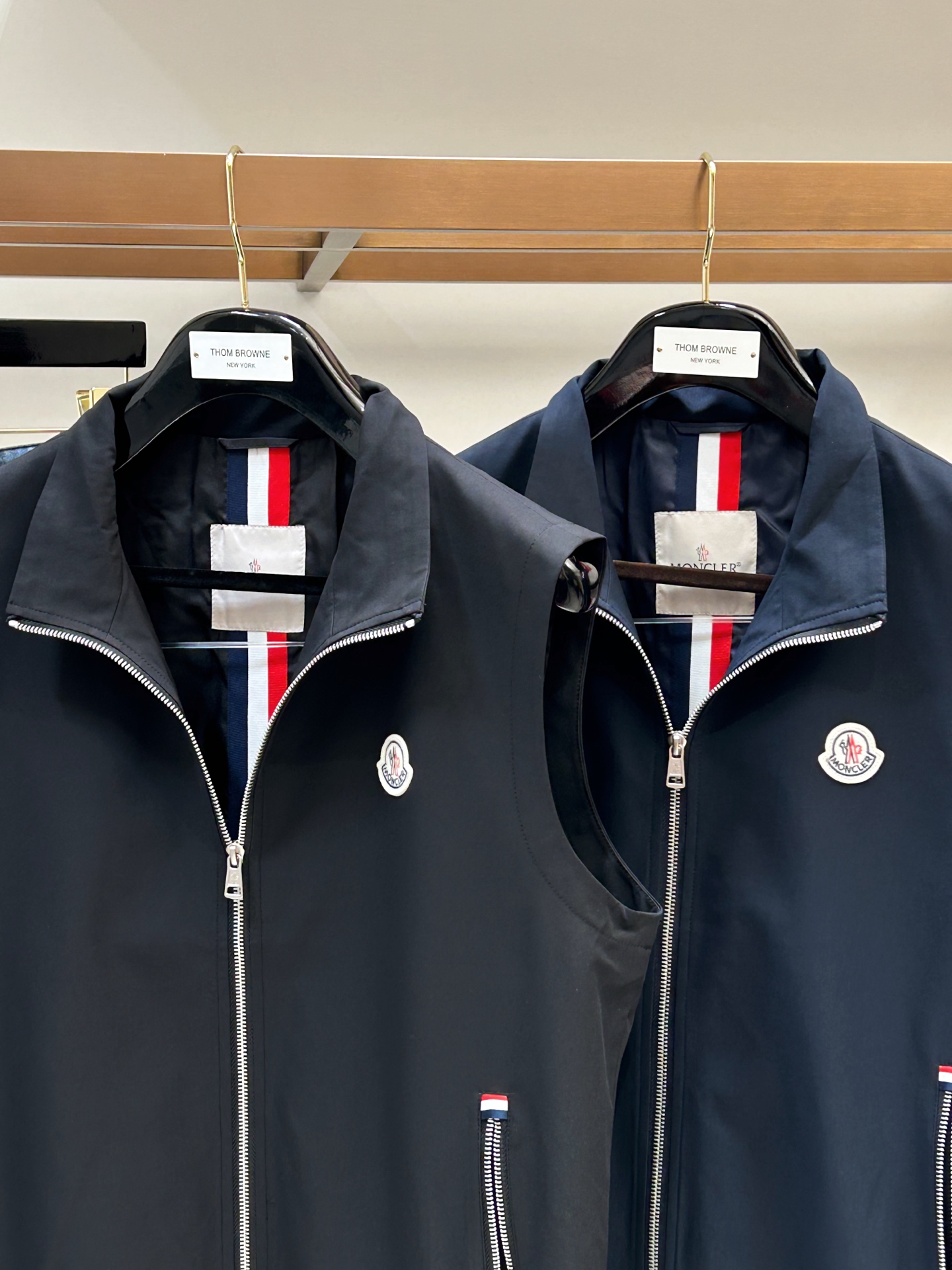 Moncler蒙口、2026新品夹克马甲外套，时尚帅气，简约百搭款，胸前精致刺绣字母logo，定制原版面料，不仅挺括，保